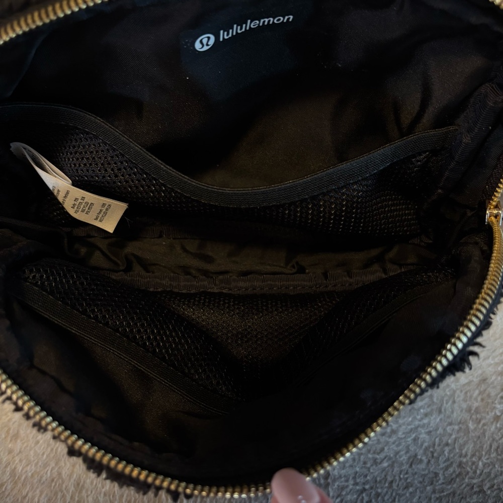 Lululemon Everywhere Fuzzy Sherpa Fleece Belt Bag Fanny Pack Black Gold Hardware - Picture 11 of 12